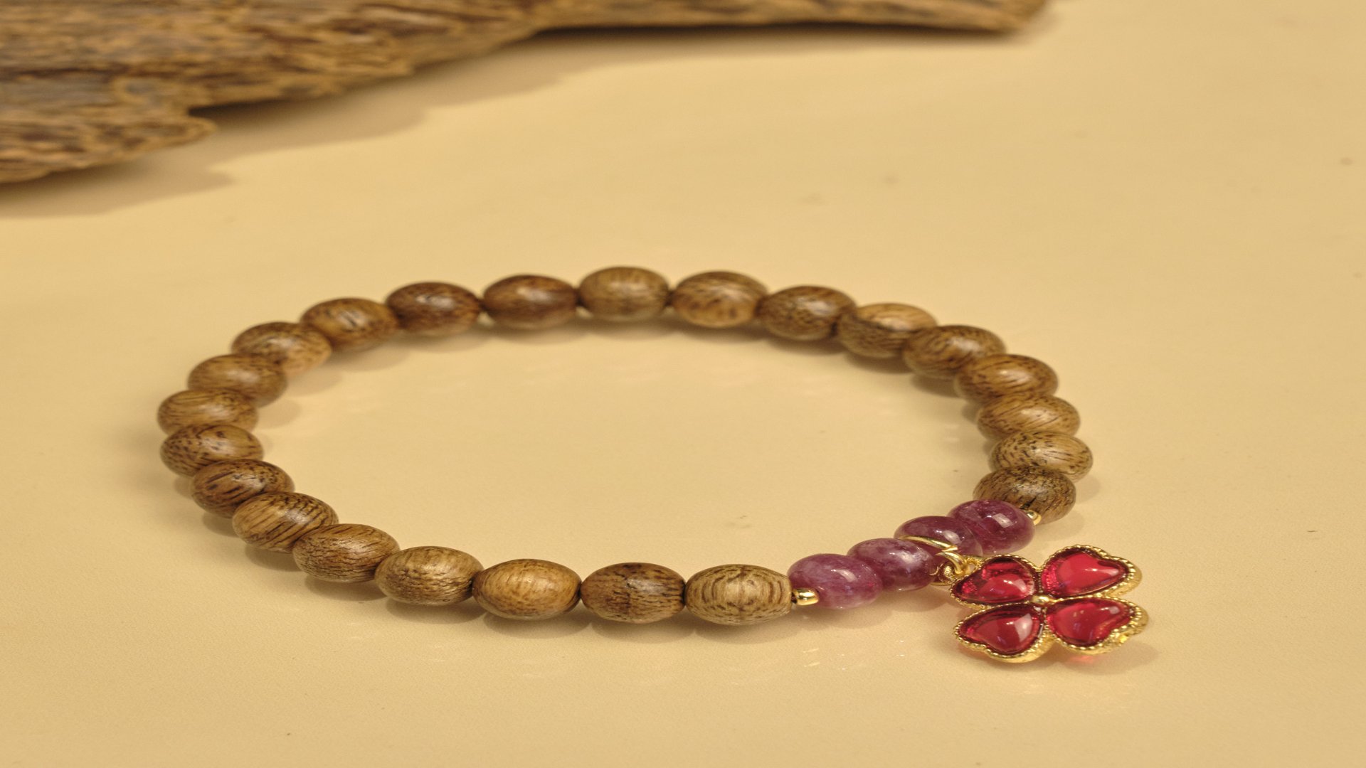 Vòng tay trầm tốc vườn phối charm cỏ 4 lá, 8 li kết hợp cùng đá tourmaline phong cách